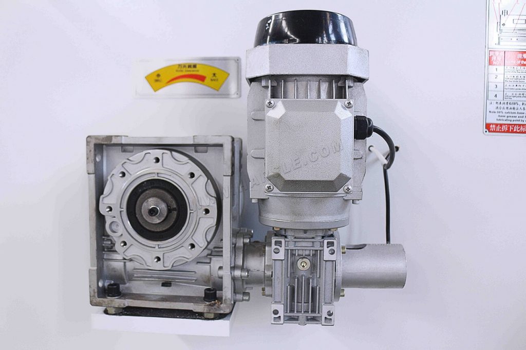 Differences Between Swing Beam And Guillotine CNC Hydraulic Shearing Machine 10 Regolazione elettrica