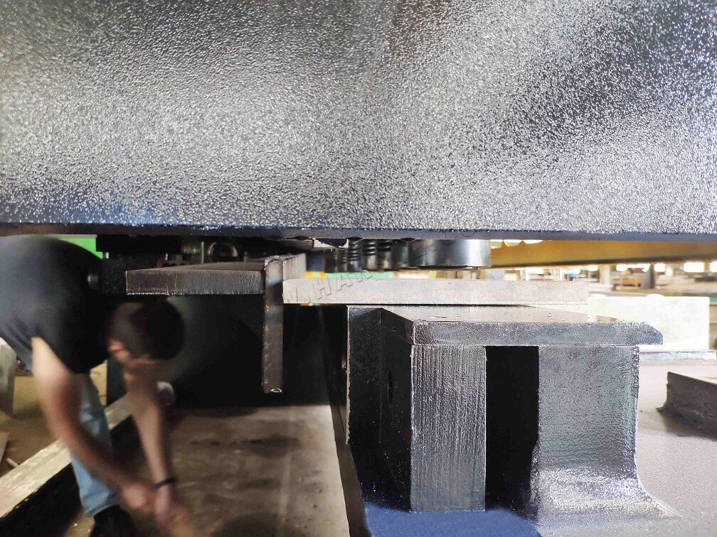Differences Between Swing Beam And Guillotine CNC Hydraulic Shearing Machine 13 Cesoia a ghigliottina per lamiera da 20 mm