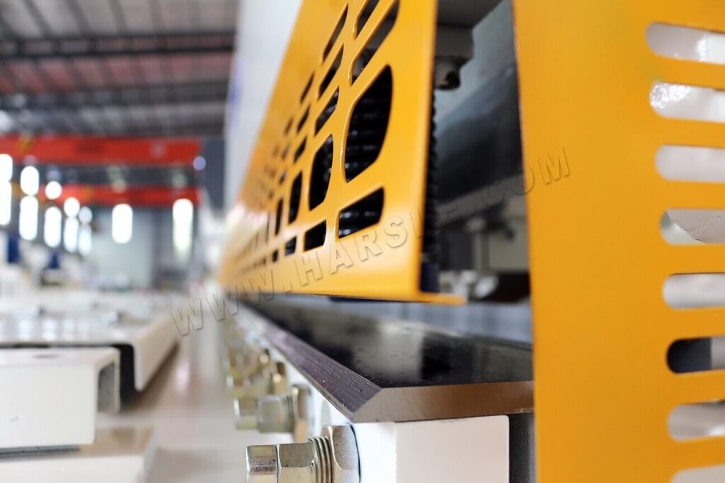 Differences Between Swing Beam And Guillotine CNC Hydraulic Shearing Machine 6 Lama da taglio