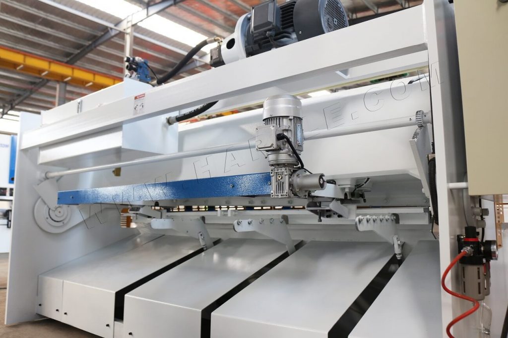 4 Tips You Need to Know About Swing Beam Shearing Machines 11 Hydraulic shearing machine back gauge